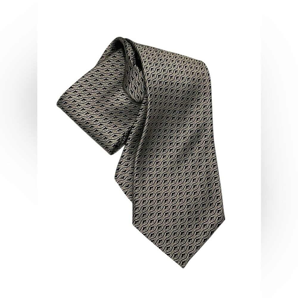 Brioni Sophisticated Black and Gray Patterned Tie